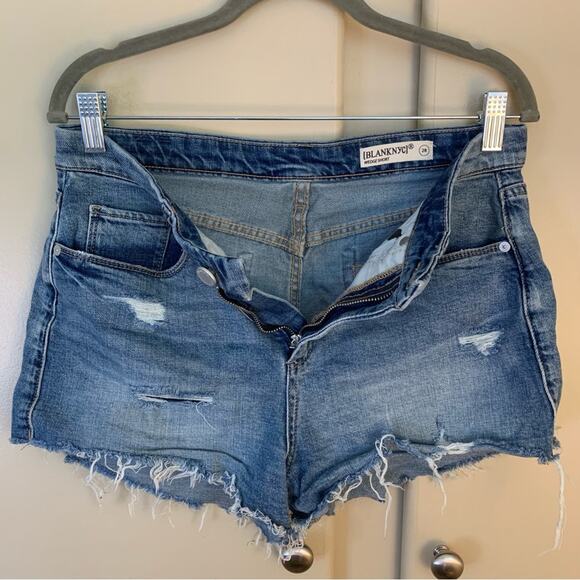 Blank NYC Wedge Shorts Distressed Denim Cutoff Shorts women’s Size 28 - Picture 11 of 11